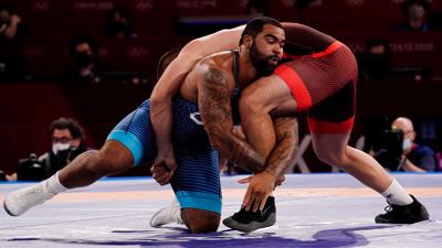 Gable Steveson wrestles against Geno Petriashvili